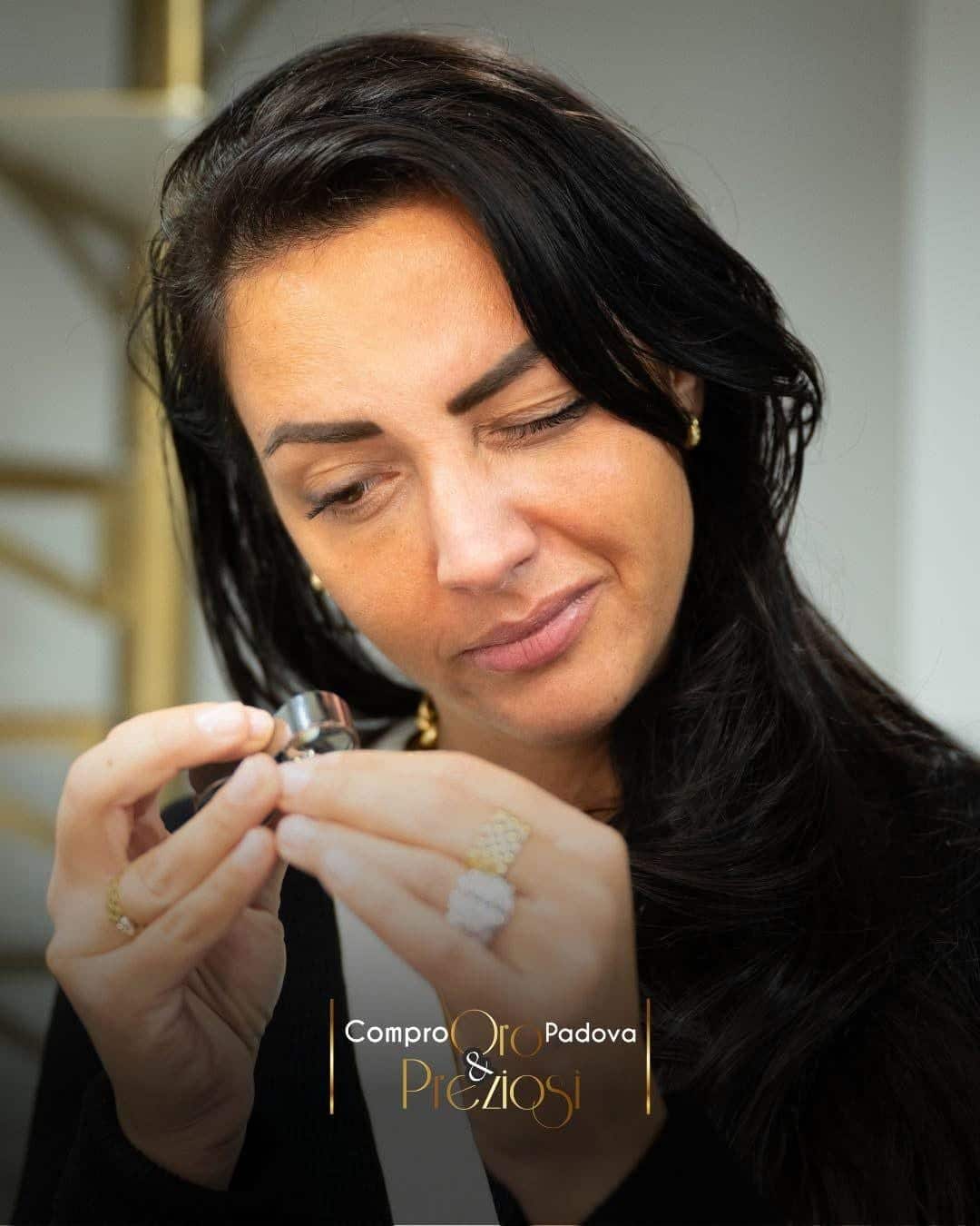 Chiara Ispeziona una pietra preziosa