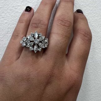 Anello fiore con 8 carati di diamanti in F color