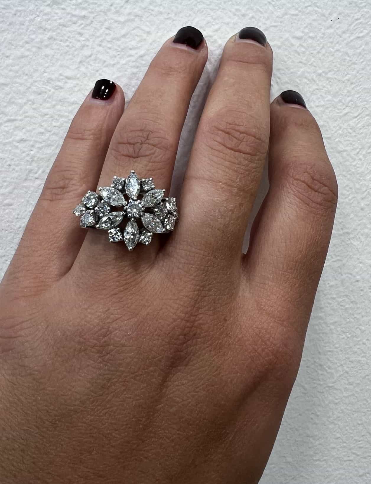 Anello fiore con 8 carati di diamanti in F color